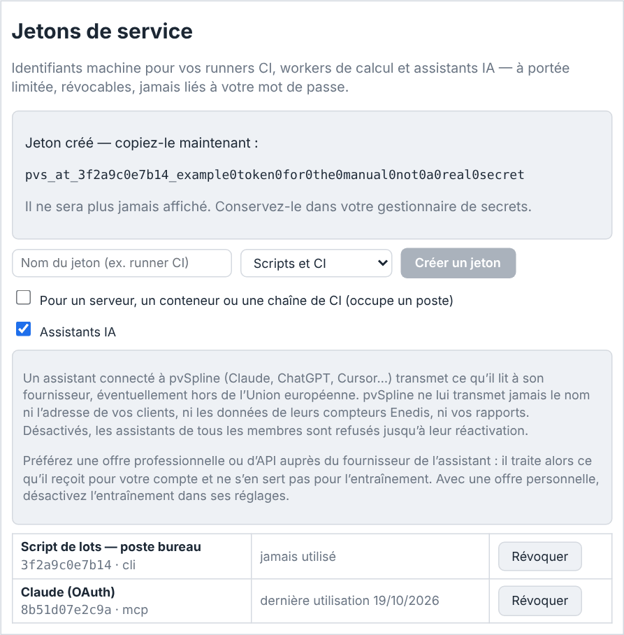 Une carte intitulée Jetons de service : un encadré indiquant Jeton créé, copiez-le maintenant, avec un long jeton pvs_at_ en dessous et un avertissement qu'il ne sera plus affiché, puis le champ du nom du jeton, la liste des portées sur Scripts et CI et le bouton Créer un jeton, la case pour un serveur ou une CI, la case Assistants IA cochée au-dessus d'un encadré sur ce qu'un assistant transmet à son fournisseur et l'offre à privilégier, et un tableau de deux jetons, chacun avec son nom, son identifiant et sa portée, une mention de dernière utilisation ou jamais utilisé et un bouton Révoquer.
