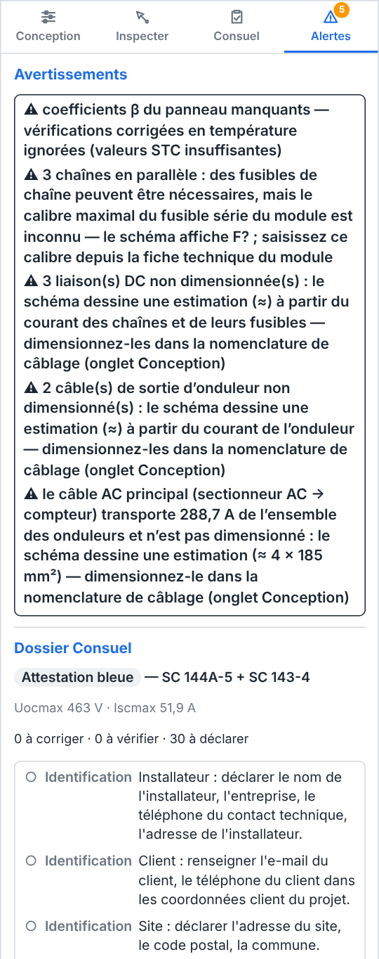 L’onglet Alertes : cinq avertissements (l’absence des coefficients de température du panneau, des fusibles de chaîne peut-être nécessaires et trois ensembles de câbles pas encore dimensionnés), puis le dossier Consuel intitulé Attestation bleue, SC 144A-5 + SC 143-4, la ligne du générateur Uocmax 463 V et Iscmax 51,9 A, le décompte 0 à corriger, 0 à vérifier, 30 à déclarer, et les premiers points à déclarer, chacun avec un cercle vide et la partie du formulaire dont il relève.