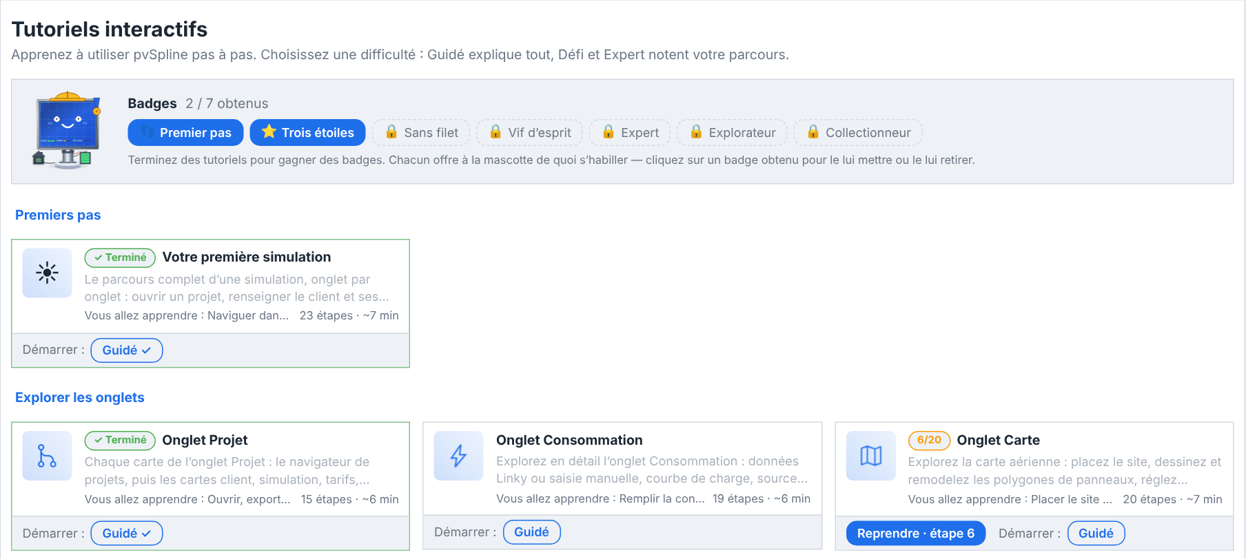Une carte intitulée Tutoriels interactifs avec un sous-titre d'une ligne : une étagère de badges avec la mascotte, un petit écran d'ordinateur coiffé d'un casque de chantier, et sept pastilles de badges, Premiers pas et Trois étoiles obtenus et les cinq autres verrouillés ; puis la section Premiers pas avec la carte Votre première simulation et la section Explorer les onglets avec les cartes Onglet Projet, Onglet Consommation et Onglet Carte, chacune montrant une icône, un titre, une courte description, ce que vous allez apprendre, ses étapes et ses minutes, et un bouton Guidé ; les parcours finis sont marqués Terminé et la carte Onglet Carte porte une pastille de progression 6/20 et, devant son bouton Guidé, un bouton plein Reprendre · étape 6.
