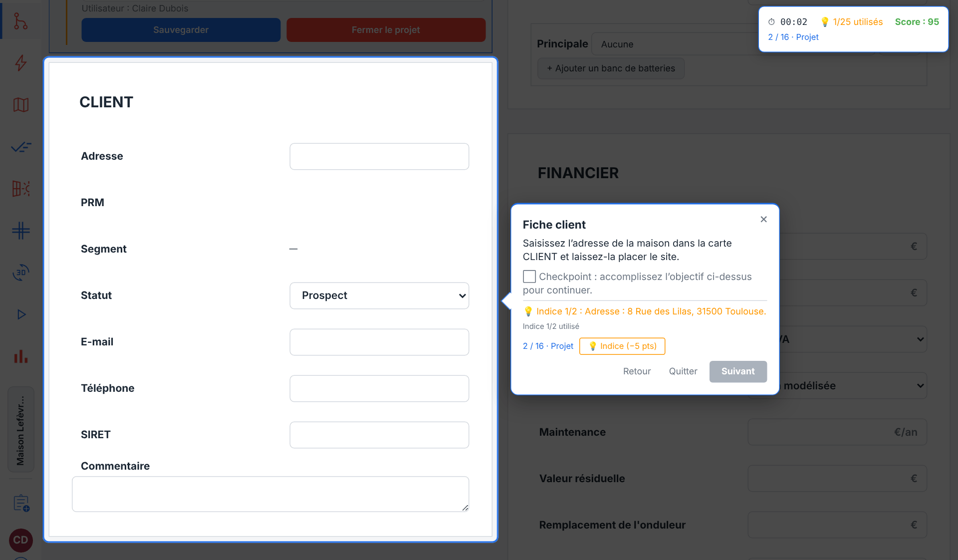 L’onglet Projet pendant un parcours Défi du tutoriel Simulation maison, son projet d’entraînement déjà ouvert : à gauche la carte CLIENT éclairée par le projecteur, avec son champ Adresse vide, et à côté, sa flèche pointée vers la carte et une croix de fermeture dans son coin, la bulle intitulée Fiche client, coiffée d’une rangée affichant un chronomètre à 00:02, 1/25 utilisés et Score : 95 ; dessous l’objectif, un checkpoint non coché, un indice révélé en orange qui dit où saisir l’adresse avec son compteur Indice 1/2 utilisé, puis le compteur d’étapes 2 / 16 · Projet à côté d’un bouton Indice marqué moins 5 points et d’un bouton Fiche mission, et sur la ligne du dessous Retour, Quitter et un bouton Suivant désactivé.